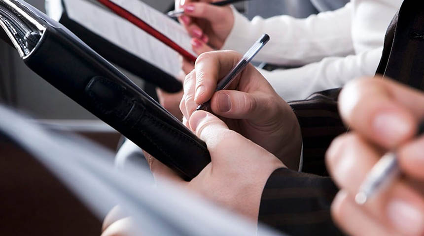 Giornalisti. Mani che scrivono su block notes